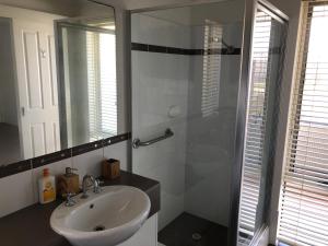 邓斯伯勒WAVE N' SOUL的带水槽和带镜子的淋浴的浴室 更多14张照片