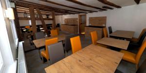 Posezení v ubytování Hotel Goldener Hirsch Mosbach