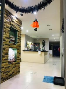 eine Lobby mit Ziegelwand und orangefarbenem Licht in der Unterkunft Hotel Popeye in Ciudad Valles