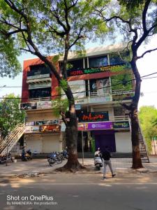 Hotel Radha krishna في أناند: رجل يمشي امام مبنى