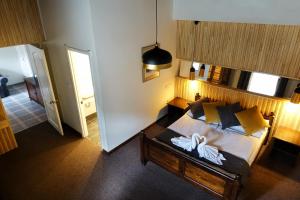 Giường trong phòng chung tại Hotel U Kříže