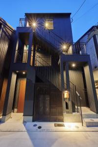 ein Gebäude mit Lichtern an der Seite in der Unterkunft Colors Hakata in Fukuoka