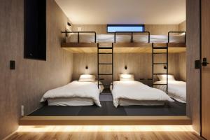 Zimmer mit 3 Etagenbetten in der Unterkunft Colors Hakata in Fukuoka
