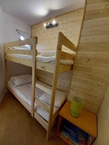 Etagenbett mit 2 Etagenbetten in einem Zimmer in der Unterkunft Appt T2 & Cabine - Superbe vue - WIFI in Les Angles