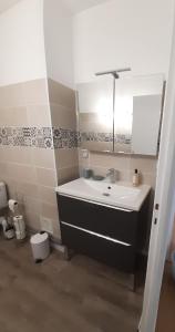 uma casa de banho com um lavatório e um WC em Appt T2 & Cabine - Superbe vue - WIFI em Les Angles