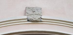 een stenen waterspuwer aan de zijkant van een gebouw bij La Regibussa - Hotel Ristorante in Asti