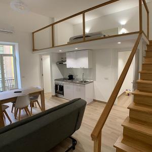 波佐利的住宿－Rioneterraccommodation，一间带高架床的客厅和一间厨房