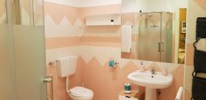 een badkamer met een toilet en een wastafel bij La Regibussa - Hotel Ristorante in Asti