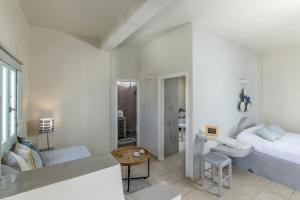 Llit o llits en una habitació de Blue Dolphins Apartments