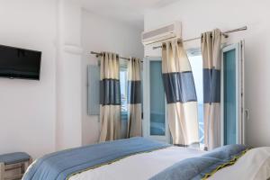 Llit o llits en una habitació de Blue Dolphins Apartments