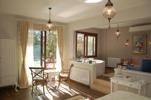 a living room with a sink and a table and chairs at Beyaz Ev Agva - Adult only +15 in Ağva