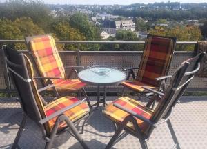 trzy krzesła i stół na balkonie w obiekcie Herzog-Reichard w mieście Simmern
