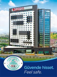 Ramada Plaza By Wyndham Istanbul Tekstilkent في إسطنبول: مبنى كبير امامه لافته