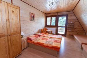 A bed or beds in a room at Horsky dom
