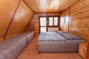 A bed or beds in a room at Horsky dom