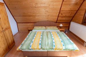 A bed or beds in a room at Horsky dom