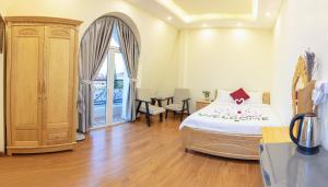 Postel nebo postele na pokoji v ubytování Phùng Thịnh Hotel