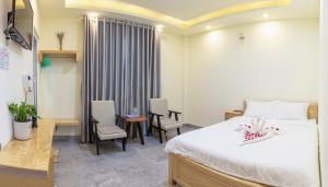Postel nebo postele na pokoji v ubytování Phùng Thịnh Hotel