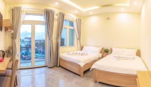 Postel nebo postele na pokoji v ubytování Phùng Thịnh Hotel