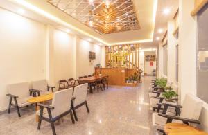 Restaurace v ubytování Phùng Thịnh Hotel