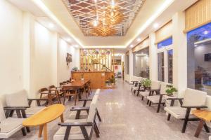 Restaurace v ubytování Phùng Thịnh Hotel