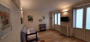 una camera con corridoio, finestra e televisore di Baretti apartment a Torino