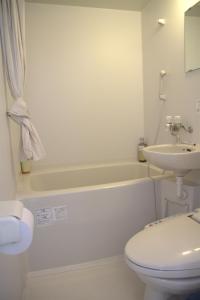 łazienka z toaletą, umywalką i wanną w obiekcie 上野之家分館家庭房 w Tokio