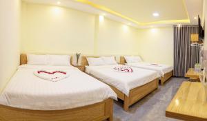 Postel nebo postele na pokoji v ubytování Phùng Thịnh Hotel