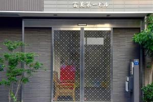 una puerta en la parte delantera de un edificio en 上野之家分館家庭房 en Tokio