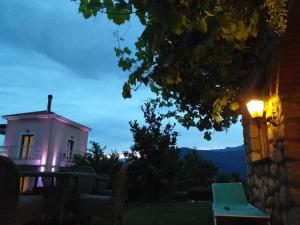 Nespecifikovaný výhled na hory nebo výhled na hory při pohledu z hotelu
