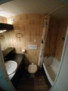 La salle de bains est pourvue d'un lavabo, de toilettes et d'une baignoire. dans l'établissement Appartement Tignes Val Claret sur les pistes, à Tignes