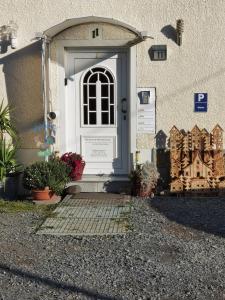 eine Tür eines Hauses mit Blumen davor in der Unterkunft Ferienwohnung Wendehake in Quedlinburg
