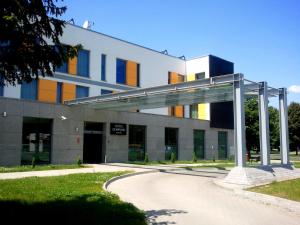 un edificio con un passaggio pedonale di fronte di Hotel Olimpijski a Oświęcim