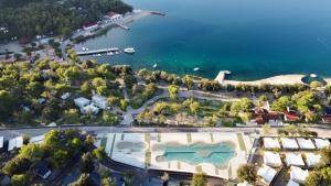 Gallery image of SEA HOUSE pool & jacuzzi, bikes, SUP - PRIVILEGE POINT camping & villas in Selce