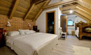 Postel nebo postele na pokoji v ubytování Vila Countryhouse Pijevci + 37 fotografií