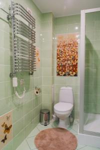 ein Bad mit einem WC und einer Dusche in der Unterkunft Kivi apartamentai Palangoje in Palanga