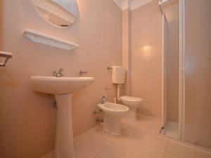 リニャーノ・サッビアドーロにあるAppartamenti Verdemareのバスルーム(洗面台、トイレ、シャワー付)