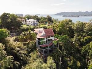 uma vista aérea de uma casa nas árvores em GlenCove Villa by Homesuite' em Kota Kinabalu