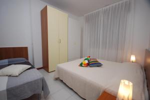 リニャーノ・サッビアドーロにあるAppartamenti Laraのベッドルーム1室(ベッド1台、枕付)