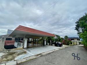 een tankstation met een gebouw met een rood dak bij GlenCove Villa by Homesuite' in Kota Kinabalu