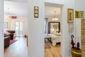 ein Wohnzimmer mit einer Couch und einem Bett in der Unterkunft Bird lamp luxury apartment Bačvice, Split in Split