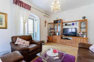 ein Wohnzimmer mit Couch und Fernseher in der Unterkunft Bird lamp luxury apartment Bačvice, Split in Split
