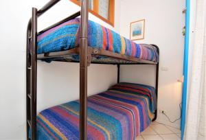 - une chambre avec 2 lits superposés dans l'établissement Appartamenti Lucerna, à Lignano Sabbiadoro