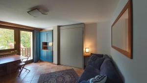 ein Wohnzimmer mit einem Sofa und einem Tisch in der Unterkunft Mont Blanc Apartment Morgex - CIR Alloggio ad uso turistico VDA MORGEX 0008 in Morgex