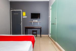 Un pat sau paturi într-o cameră la OYO 1185 Ho Hotel