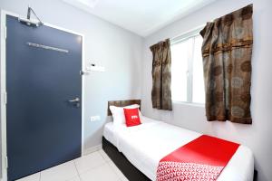 Un pat sau paturi într-o cameră la Super OYO 1184 Ho Hotel