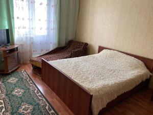 クルスクにあるApartments on prospekt Vyacheslav Klykova 80のベッドルーム1室(ベッド2台、テレビ、窓付)