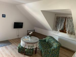 salon ze stołem i krzesłem w obiekcie Motel u Olka Boczów w mieście Boczów