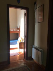 eine Tür, die zu einem Schlafzimmer mit einem Etagenbett führt in der Unterkunft TSEliot Bed&Breakfast in Banfield