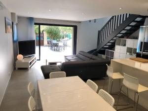 Villa ZEN في لو غراو دو روا: غرفة معيشة مع أريكة وطاولة